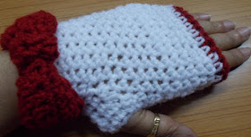 free crochet pattern, free crochet gloves pattern, free crochet fingerless gloves pattern, free crochet bow fingerless gloves pattern, free crochet red and white pattern, Oswal Cashmilon, Vardhaman Millennium,