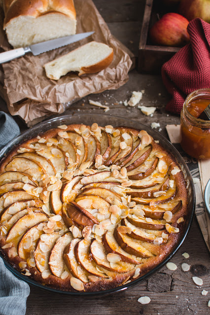 Tarte aux pommes, crème d'amande et brioche