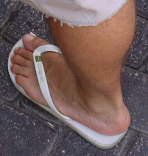 Homem usando chinelos Havaianas - Men wearing flip flop sandals Havaianas