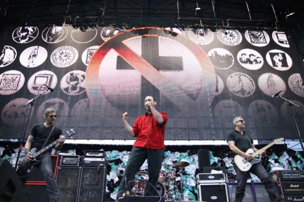 [VIDEO] Bad Religion - KROQ Weenie Roast (04-06-11)