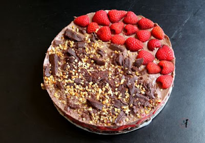 torta-senza-cottura-fresca-e-cremosa-cioccolato-fragole-vegana