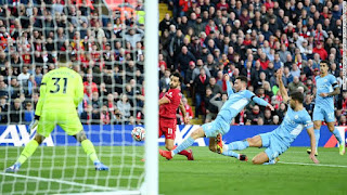 Mohamed Salah dari Liverpool mencetak gol saat bermain imbang 2-2 dengan Manchester City pada Oktober 2021.