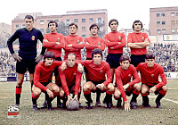 R. C. D. MALLORCA - Palma de Mallorca, España - Temporada 1971-72 - Vallespir, Pons, Sans, Puig, García Temprano y Mariano; Doval, Pereda, Munné, Moya y Rosselló - El R. C. D. MALLORCA, entrenado sucesivamente por Forneris, Otto Bumbel y José Luis Saso, se clasificó 12º en la Liga de 2ª División