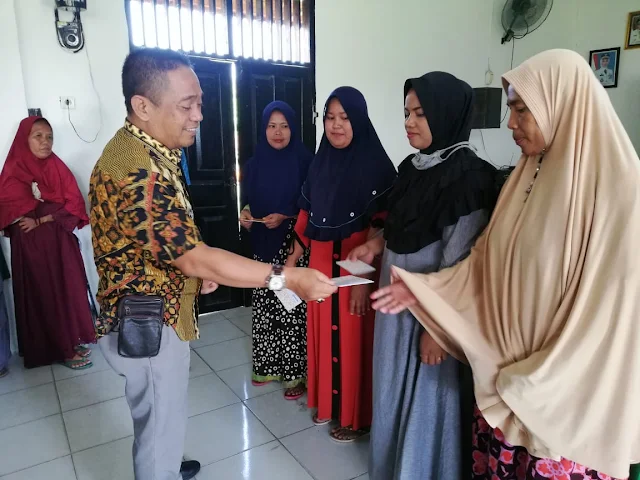  Serahkan KKS, Camat Mappedeceng: Semoga Tahun Berikutnya Angka Kemiskinan Berkurang