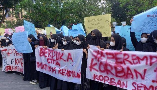 Ratusan Perempuan se-Riau Demo di Kejati Riau, Menolak Terdakwa Pelecehan Seksual Syafri Harto Dibebaskan