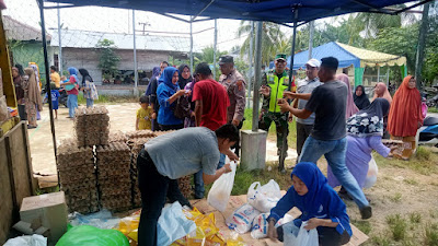 Personel Polsek Rantau Bendahara Monitoring dan Lakukan Pengamanan kegiatan Pasar murah di Desa binaannya 