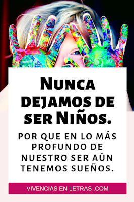 niño con manos pintadas