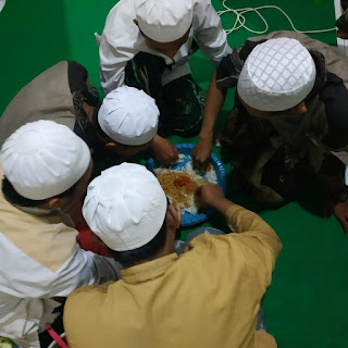 TRADISI MAKAN BERSAMA DI YAYASAN PANTI ASUHAN DAN PONDOK PESANTREN THORIQUL ULUM