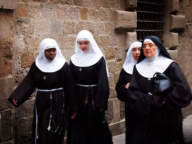 nuns barrio gotico barcelona