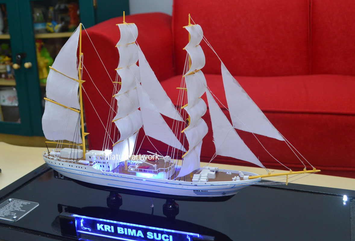 miniatur kapal layar kri bima suci 945 tni al rumpun art work planet kapal jakarta surabaya indonesia