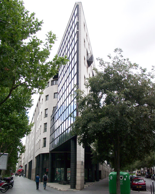 Rue Armand-Carrel, Paris