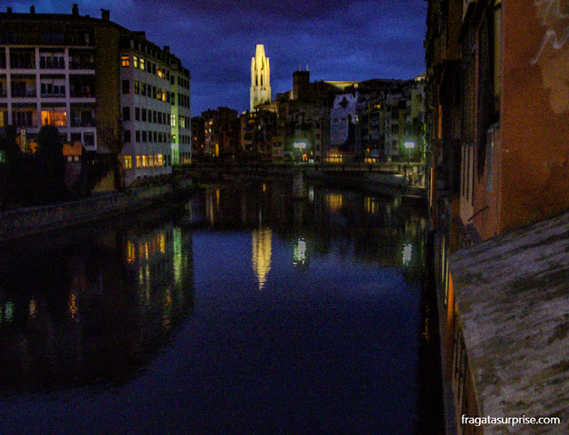 Orla do Rio Onyar à noite, Girona, Catalunha