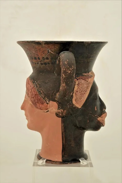Αμφιπρόσωπος κάνθαρος στο οποίο αντιπαραβάλλονται ένα ερυθροβαφές πρόσωπο λευκής γυναίκας και πρόσωπο Αιθιόπισσας, που αποδίδεται με γυαλιστερό μαύρο γάνωμα. Γύρω στο 490 π.Χ. ΕΑΜ, Α 2056. © Εθνικό Αρχαιολογικό Μουσείο/© Ελ. Γαλανόπουλος