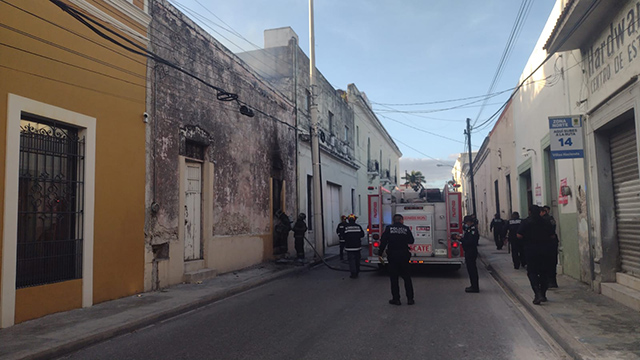 Sofocan bomberos dos incendios intencionales en el mismo predio