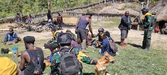 Kita Keluarga Disini..!!! Undangan Bakar Batu Satgas Mobile Raider 300 Siliwangi Dari Warga Papua
