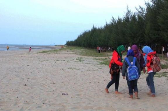 Berlibur ke Pantai Karang Jahe 