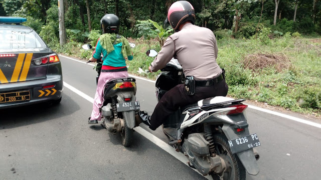 Sebuah Pengabdian, Aiptu Yudi Setiyawan Dorong Motor Milik Warga Hingga Ke Bengkel