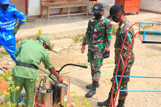 Cegah Penularan Covid-19 Pemerintah Desa Lakmaras  dan TNI  Lakukan Penyemprotan Disinfektan