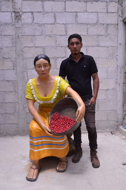 escultura de mujer cosechando café en Guatemala