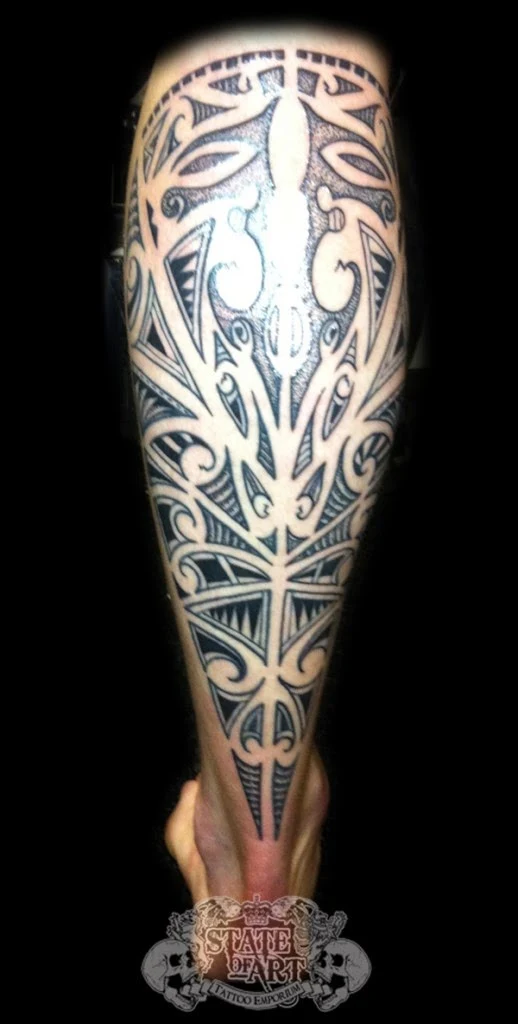 tatuaje maori en hombre, tatuaje tradicional polinesio para hombre