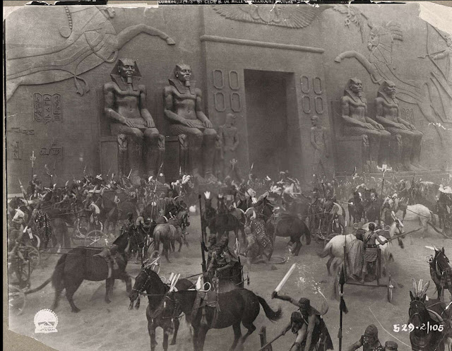 Σκηνή από την επική ταινία του Ντε Μιλ «Οι Δέκα Εντολές», 1923 [Credit: Paramount Pictures]