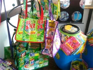 KRIYA PLASTIK BEKAS DAN EKONOMI KREATIF