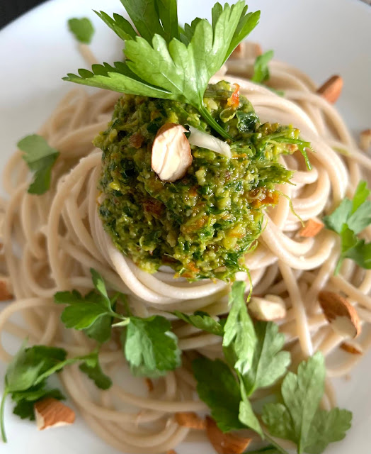 Mandel-Petersilien-Pesto mit Spaghetti, Rezept, glutenfrei, vegan, schnell, einfach, Kochrezept