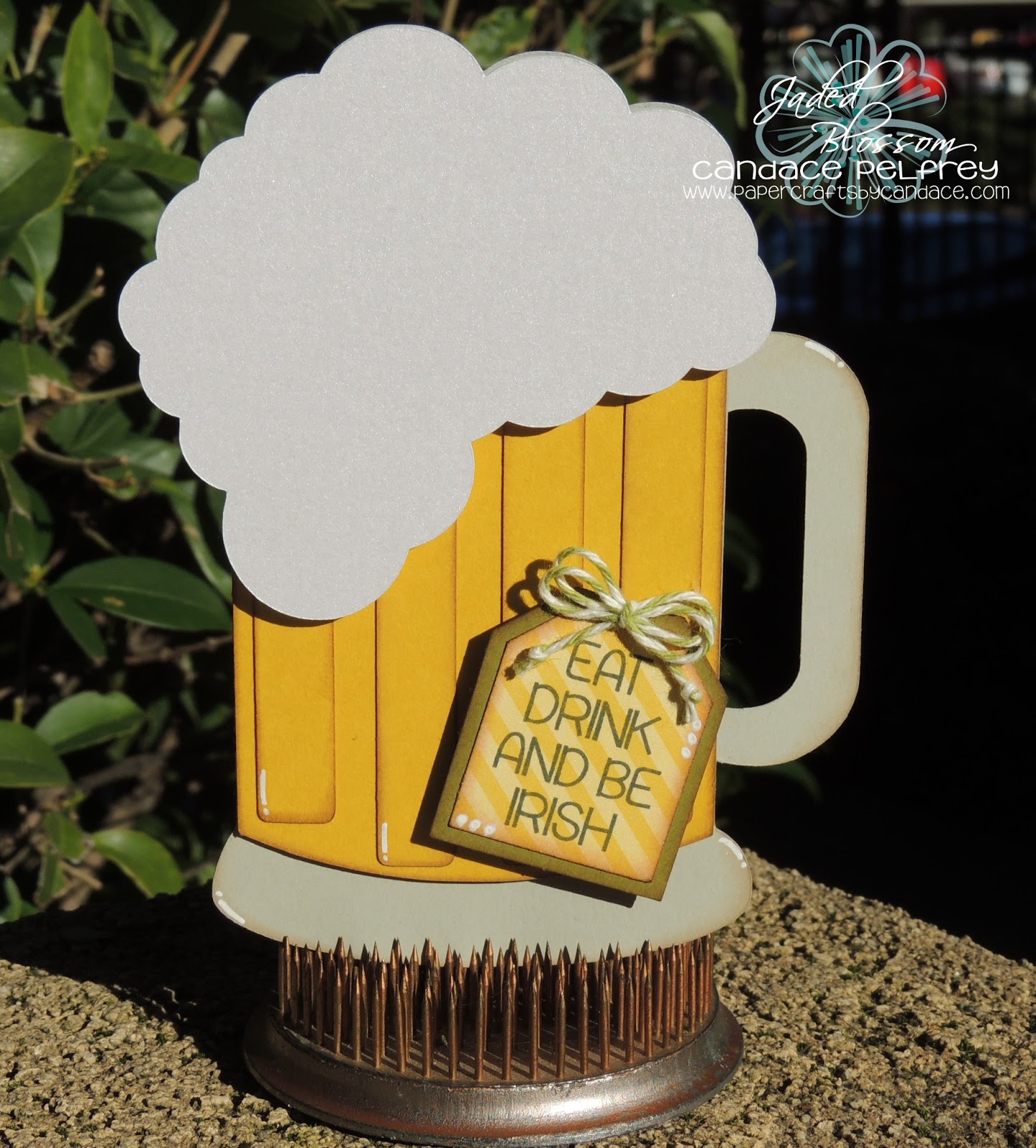 ... ! Only the beer portion opens to reveal the mug shape of the card