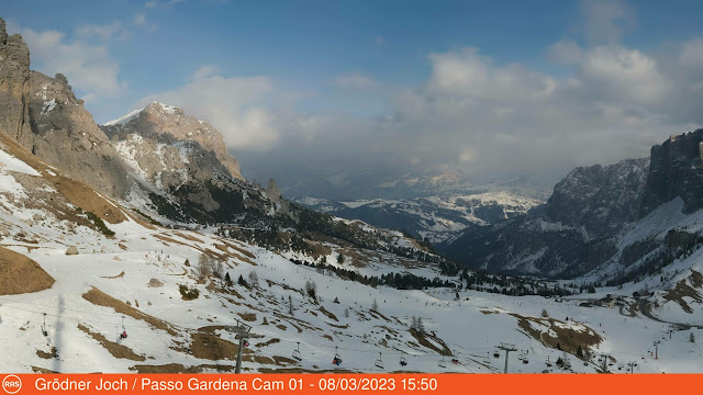 Immagine tipica dell’attuale situazione: in generale pochissima neve, sui versanti esposti al sole il manto nevoso continuo si trova solo in alta quota. (Foto: www.ras.bz.it/de/webcams/)