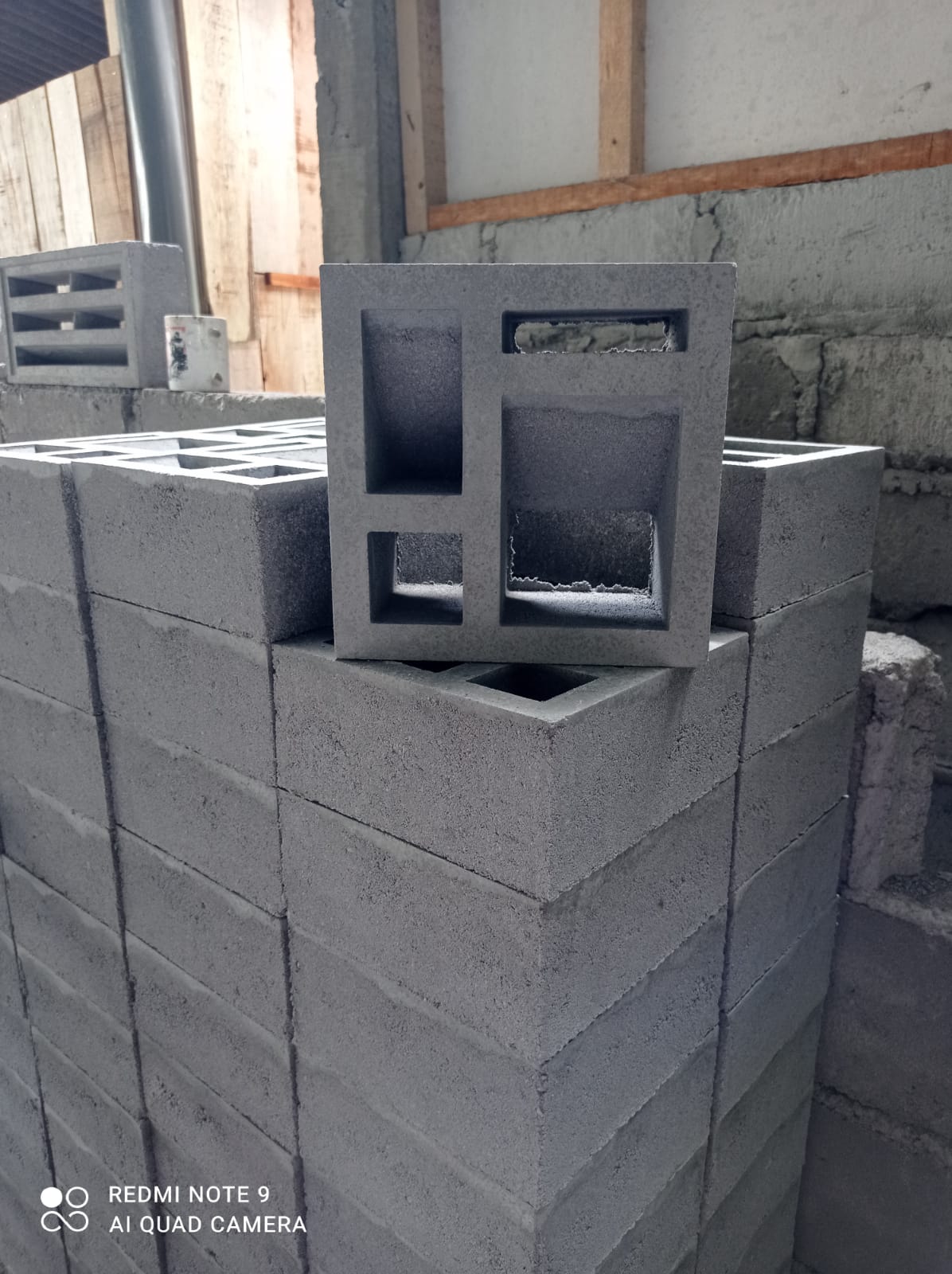roster beton dengan beragam variasi desainnya mampu membuat tampilan rumah dan bangunan lebih elegan bisa langsung di beli di Bantur Malang