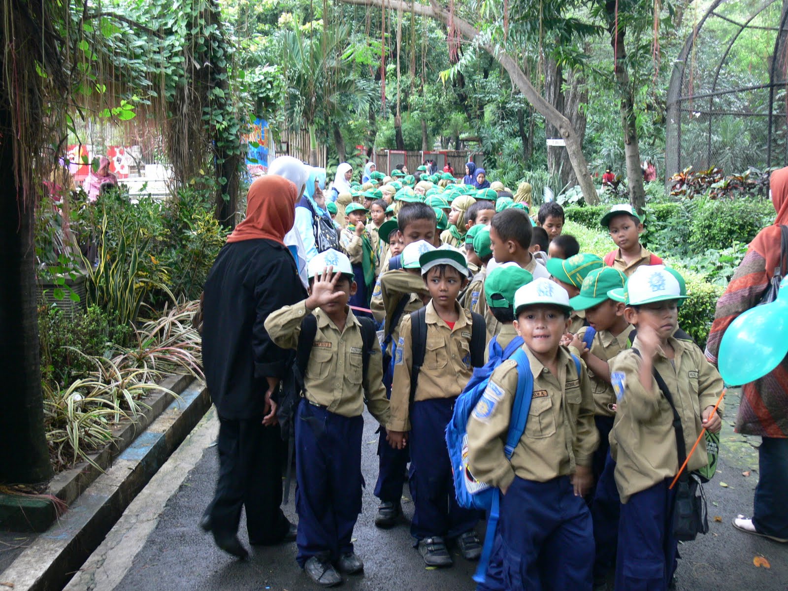 Pada hari Kamis 13 Mei 2010 kemarin siswa kelas 1 2 3 mengikuti kegiatan pembelajaran luar kelas Out door di surabaya Berkumpul di parkir lama makam