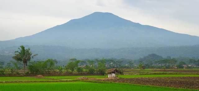 Armada SEJARAH LETUSAN GUNUNG CIREMAY