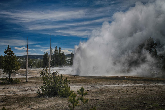 Yellowstone National Park Wyoming Idaho Montana geology travel field trip bison buffalo elk river old faithful geyser copyright RocDocTravel.com