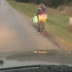 Pai faz filha caminhar 8 km para castigá-ca por ter praticado bullying