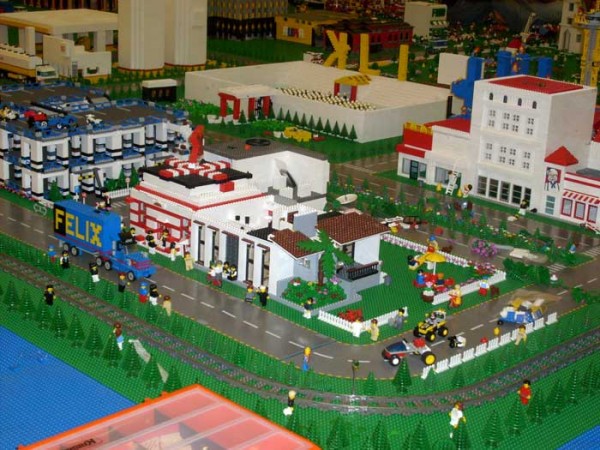 Kereeeen Miniatur Kota yang dibuat dari LEGO  Hasil 