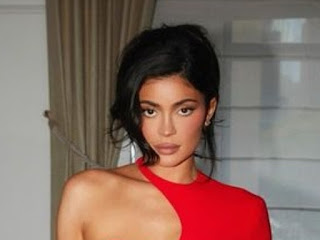 Kylie Jenner: Unmasking the Impact of Beauty Standards on Women in the Public Eye