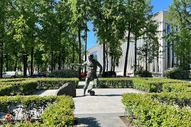 Олимпийский комплекс «Лужники», аллея Славы, памятник футболисту Эдуарду Стрельцову