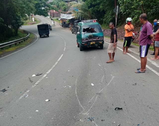 Hilang Kendali, Motor Honda Tabrak Angkot Carry di Sam Ratulangi Dok V