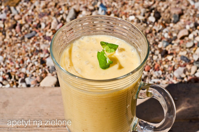 http://zielonekoktajle.blogspot.com/2015/06/banan-mango-ananas-sezam-kokos-miod.html