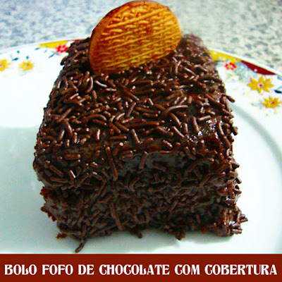 Bolo fofo de chocolate com cobertura