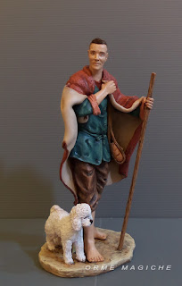 Statuine personalizzate presepe ragazzo con cagnolino sculture su commissione pastore personalizzato orme magiche
