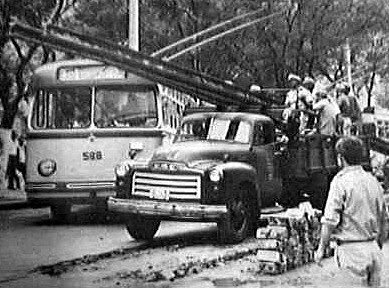 Retirada de trilhos de bonde na Praça Mauá - centro de Santos - Outubro de 1967 - A TRIBUNA DE SANTOS 10/1967