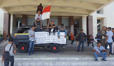 Ambon, Malukupost.com - Sejumlah mahasiswa yang tergabung dalam Aliansi Mahasiswa Peduli Rakyat (Ampera) melakukan aksi demonstrasi di depan kantor PT. Pelni Cabang Ambon menuntut tujuh anak buah kapal (ABK) KM. Sabuk Nusantara 34 dipekerjakan kembali. "Kami meminta PT. Pelni segera mencabut surat mutasi naik dan mutasi turun terhadap tujuh ABK KM. Sabuk Nusantara tertanggal 1 Maret 2018," kata koordinator pendemo, Hamet Latuconsina di Ambon, Kamis (22/3).