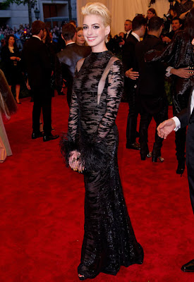 Met ball 2013: Anne Hathaway vampish