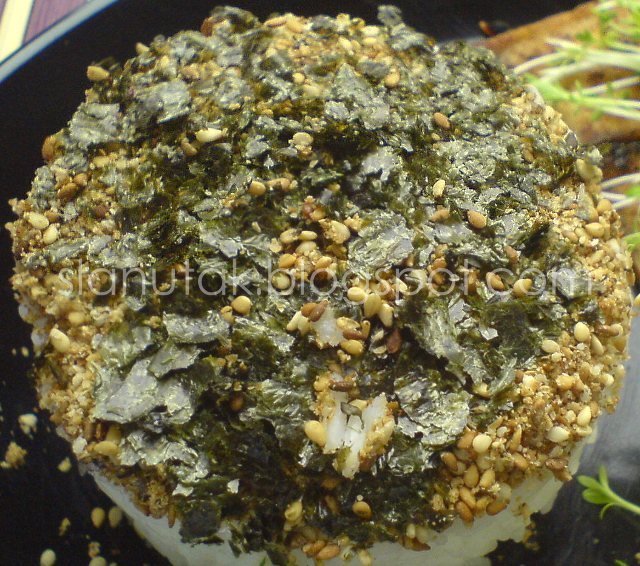 onigiri s nori - sezam - shiso furikake (C) Enola Knezevic 2012