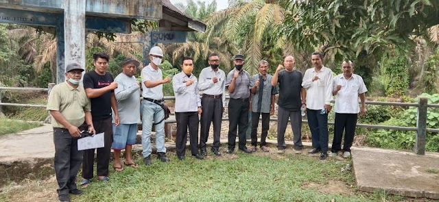 PT. BSS Bantu Masjid Al-Huda dan Tebar Ribuan Bibit Ikan di Sungai Batang Alin