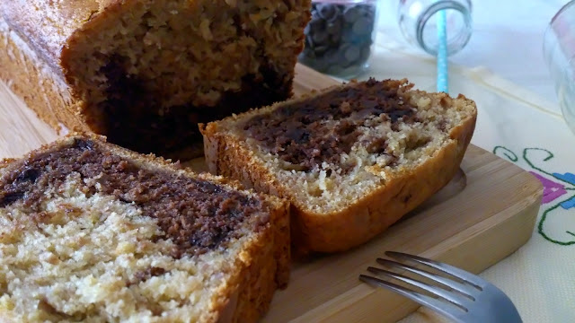 Bizcocho de plátano con el corazón de chocolate. Bundt cake. Desayuno, merienda, postre. Plum cake. Recetas con horno. Cuca