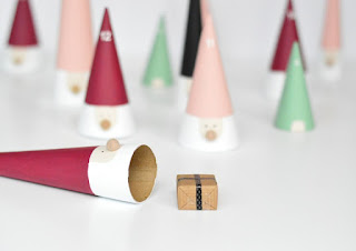    https://yourdiyfamily.com/2015/11/diy-advent-calendar-santa-and-the-elves/