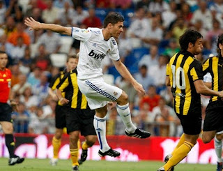 Alonso shoots the ball in the 2010 Bernabeu trophy