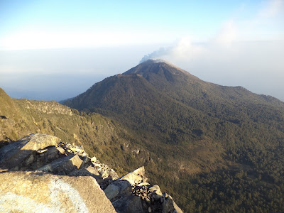 gunung welirang mengepulkan asap